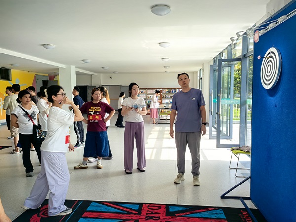 图为飞镖项目比赛现场
