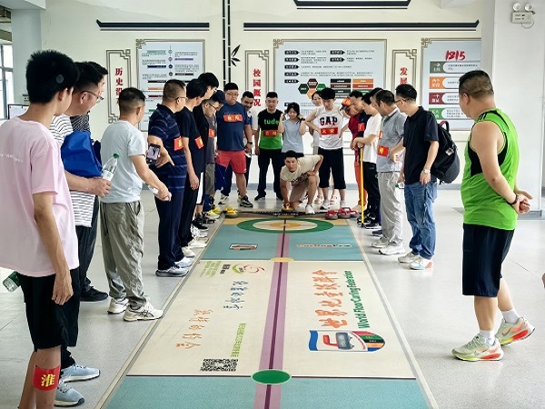 图为旱地冰壶项目比赛现场