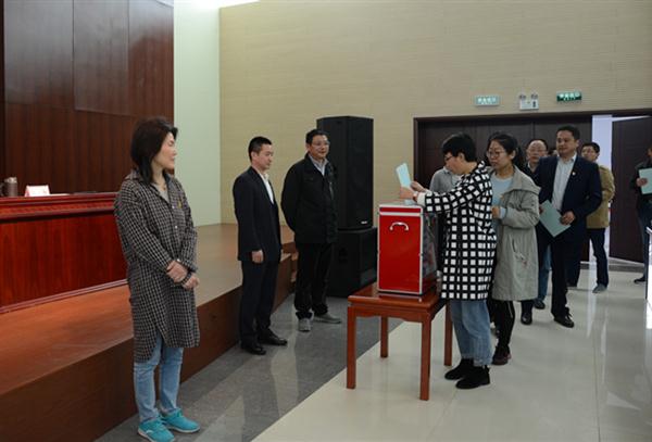 005图为党员在监票人的监督下依次投票.jpg