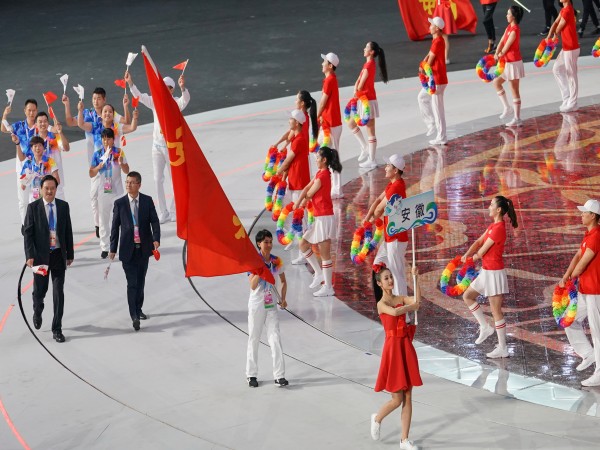 1、开幕式现场安徽代表团昂首阔步走过主席台_conew1.jpg