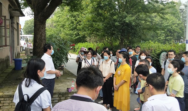 汤校讲党课.jpg