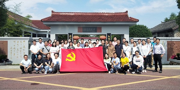 参观合影.jpg 参观合影.jpg