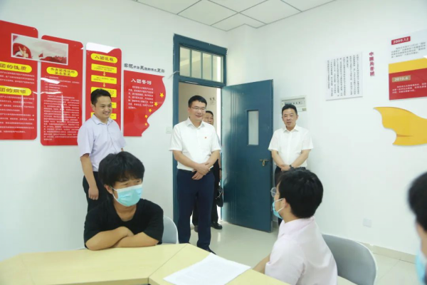 图片-杨宏星陈明生到省特殊教育中专学校调研并看望慰问教师